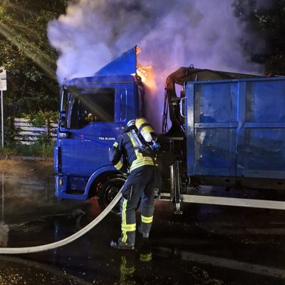 FW Celle: LKW-Brand direkt vor dem Feuerwehrhaus