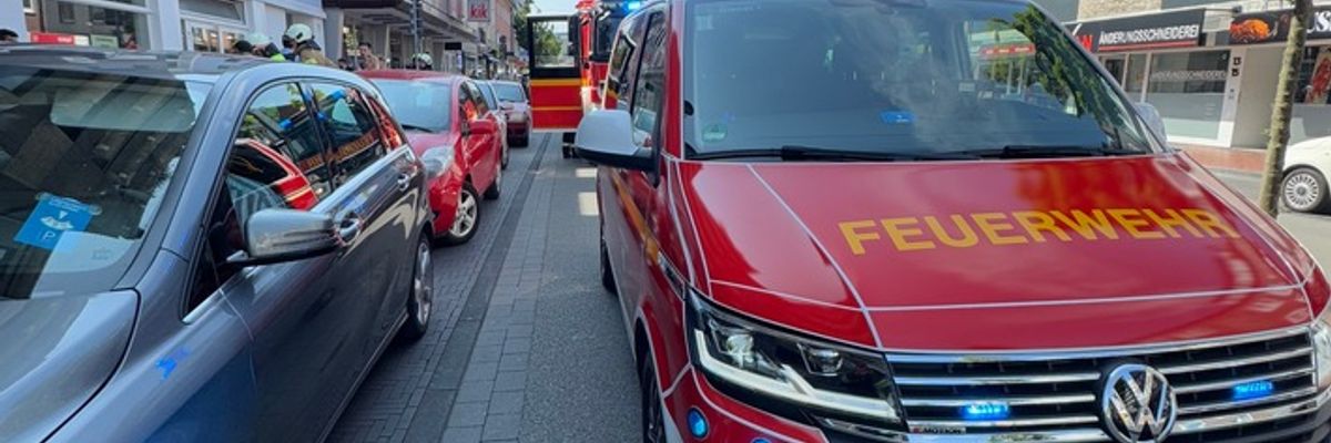 FW Dinslaken: Gemeldeter Zimmerbrand im Dachgeschoss