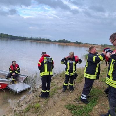 FFW Schiffdorf: Gemeinsam für den Ernstfall auf dem Wasser: Feuerwehren aus Wehden und Bad Bederkesa üben zusammen