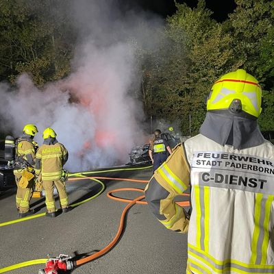 FW Paderborn: Drei Pkw auf abgeschlossenem Hinterhof in Vollbrand Feuerwehr verhindert Ausbreitung