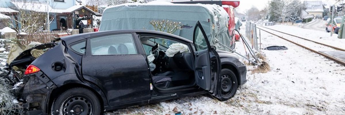 FW Porta Westfalica: 27.01.2026 - Bahnunfall - PKW gegen Zug in Eisbergen