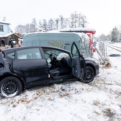 FW Porta Westfalica: 27.01.2026 - Bahnunfall - PKW gegen Zug in Eisbergen