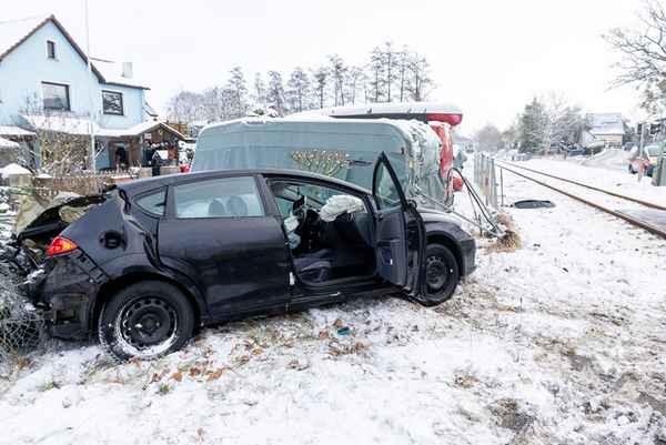 FW Porta Westfalica: 27.01.2026 - Bahnunfall - PKW gegen Zug in Eisbergen