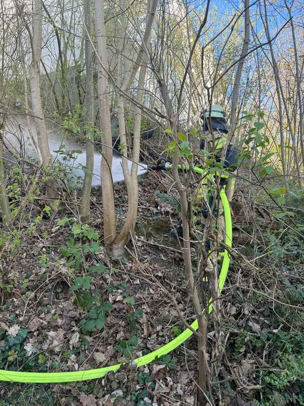 FW-EN: Vier Einsätze für die Feuerwehr am Wochenende - Brandausbreitung auf Einfamilienhaus an der Friedhofstraße verhindert - Brand im Hang am Beethovenweg