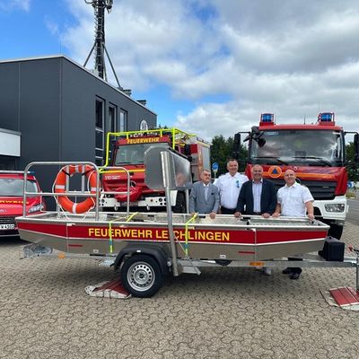 FW Leichlingen: Offizielle Übergabe: Drei neue Fahrzeuge und ein Rettungsboot / Indienststellung TLF2000, Rettungsboot, Kommandowagen und LF20-KatS