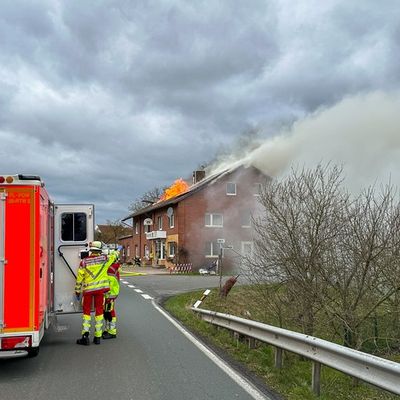 FW Porta Westfalica: 25.03.2026 - Dachstuhlbrand in Eisbergen / Bäckerei betroffen