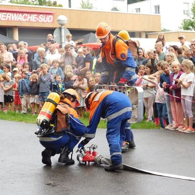 FW Weinheim: Auch bei Regen fasziniert die Freiwillige Feuerwehr großer Besucherandrang auf der Wache Süd