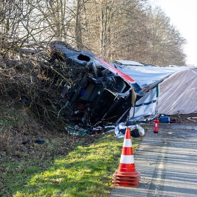 FW Porta Westfalica: 22.01.2026 - A2: Schwerer LKW-Unfall / 1 Verletzter
