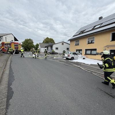 FW VG Westerburg: PKW brennt in Rotenhain vollständig aus - Rauch dringt in Mehrfamilienhaus ein