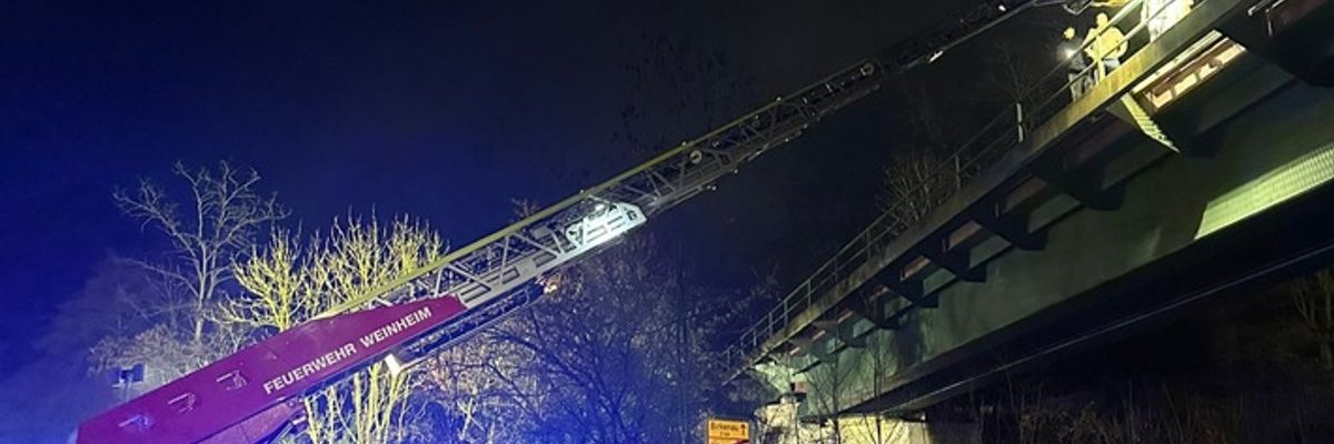 FW Weinheim: Feuerwehr rettet vier junge Menschen aus unwegsamem Gelände