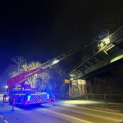 FW Weinheim: Feuerwehr rettet vier junge Menschen aus unwegsamem Gelände