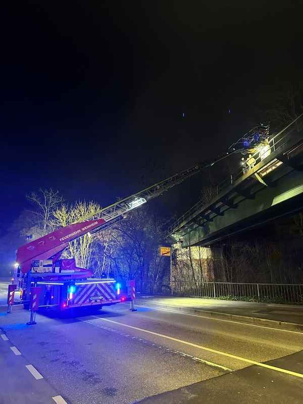 FW Weinheim: Feuerwehr rettet vier junge Menschen aus unwegsamem Gelände