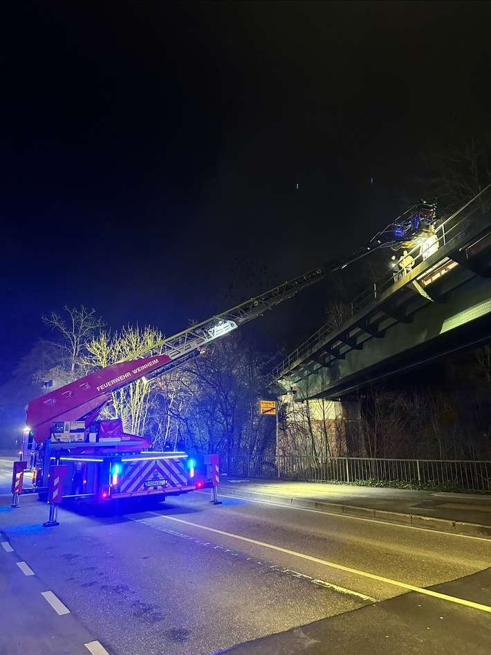 FW Weinheim: Feuerwehr rettet vier junge Menschen aus unwegsamem Gelände