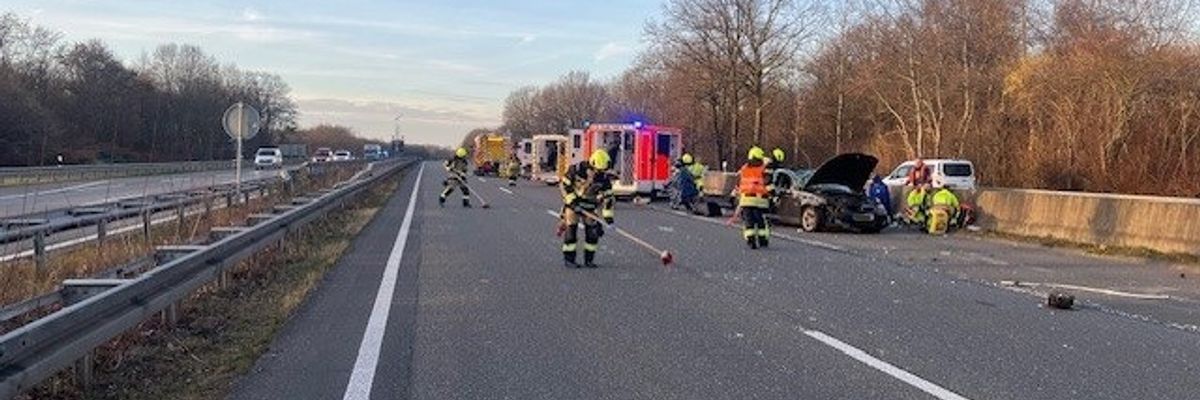 FW-OB: Fahrzeug überschlägt sich auf der A 516