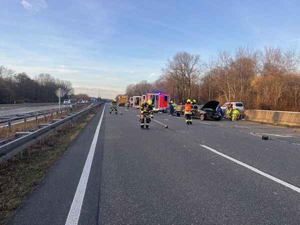 FW-OB: Fahrzeug überschlägt sich auf der A 516