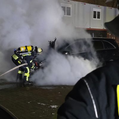 FW Celle: Zwei Pkws brennen in der Nacht