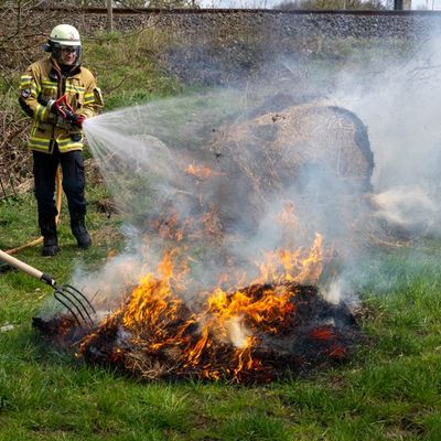 FW Menden: Feuerwehr Menden löscht Rundballenbrand auf Streuobstwiese