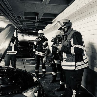 FW-BN: Rauchentwicklung auf Parkdeck des Stadthauses - Wasserschaden in der Gronau.