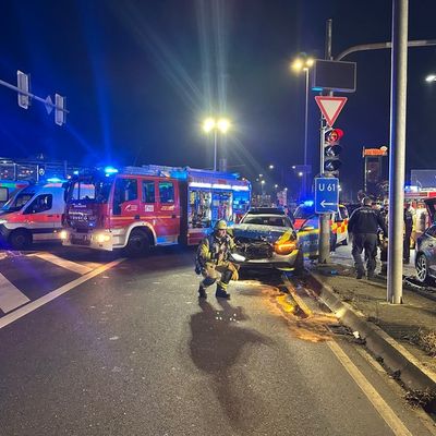 FW Weinheim: Drei Fahrzeuge kollidieren auf der Kreuzung B38 / Viernheimer Straße, darunter ein Streifenwagen der Polizei