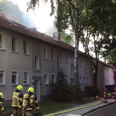 FW-GE: Dachstuhlbrand in Gelsenkirchen-Hassel - Bewohnerin gerettet, Feuerwehr im Großeinsatz