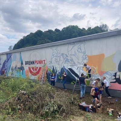 FW-AR: Farbenfrohe Hingucker am Arnsberger Bahnhof