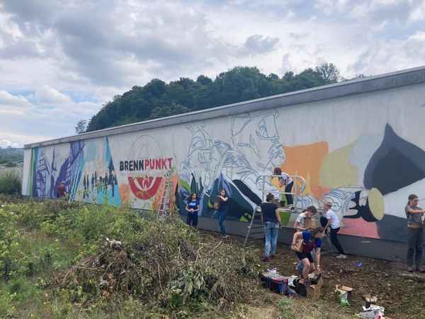 FW-AR: Farbenfrohe Hingucker am Arnsberger Bahnhof