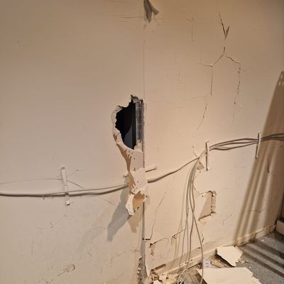 FW Meerbusch: PKW in Hauswand