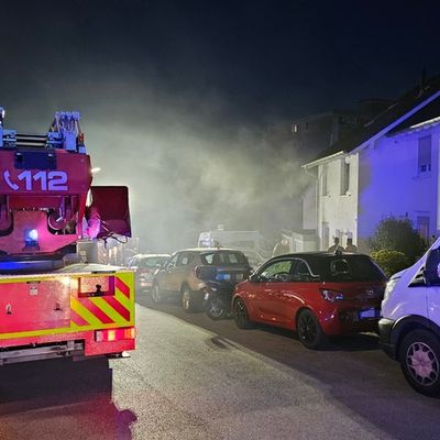 FW Burscheid: Gebäudebrand am Abend - Bewohner verletzt sich bei Löschversuch leicht