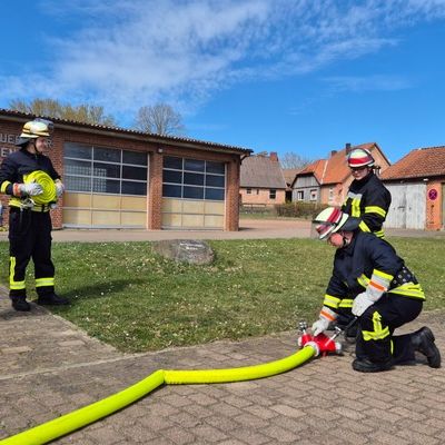 FW Südheide: 15 neue Feuerwehrleute aus der Gemeinde Südheide und 6 Mitglieder aus der Gemeinde Faßberg erreichen die "Qualifikationsstufe Einsatzfähigkeit"