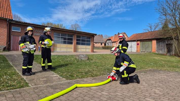 FW Südheide: 15 neue Feuerwehrleute aus der Gemeinde Südheide und 6 Mitglieder aus der Gemeinde Faßberg erreichen die "Qualifikationsstufe Einsatzfähigkeit"