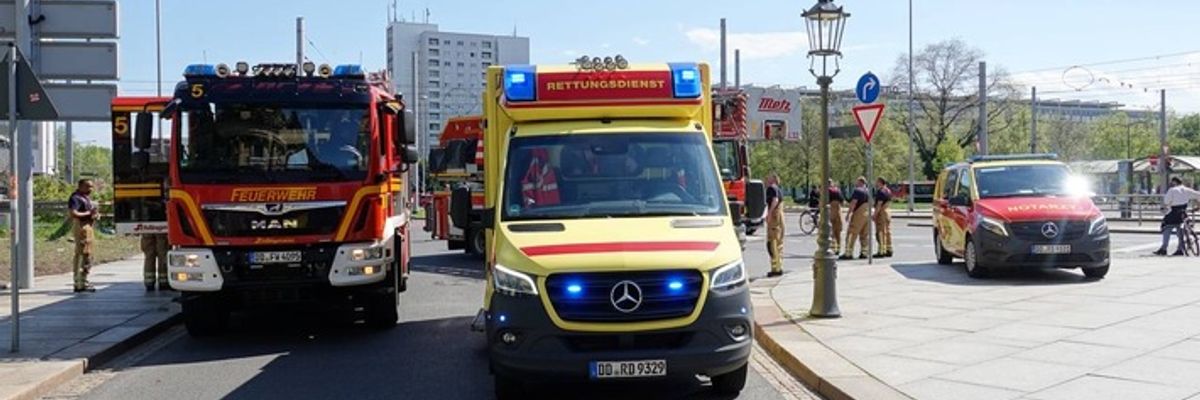 FW Dresden: Personen stürzt in Schacht - erfolgreiche Rettung des Schwerverletzten
