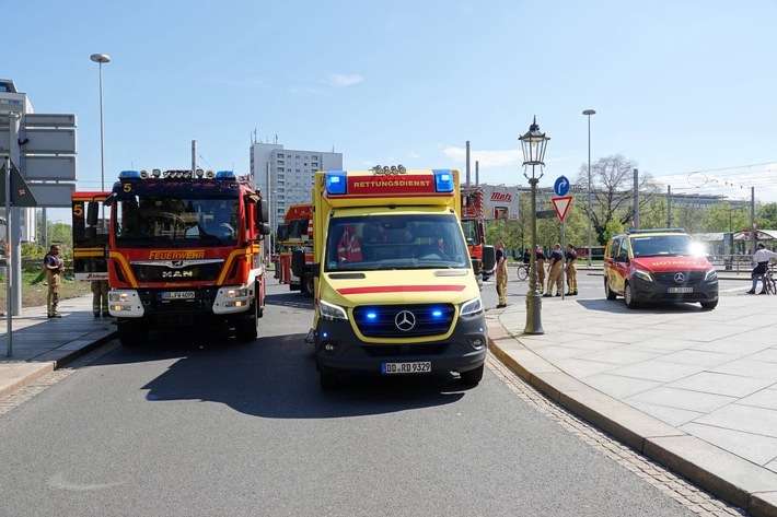 FW Dresden: Personen stürzt in Schacht - erfolgreiche Rettung des Schwerverletzten