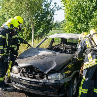FW Flotwedel: Brennender PKW bei Offensen sorgt für Feuerwehreinsatz