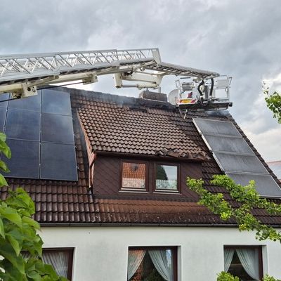 FW Südheide: Schuppenbrand greift auf Dachstuhl über-Feuerwehren in Hermannsburg im Großeinsatz