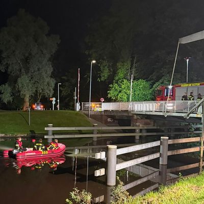 FW-AUR: Mülltonnenbrand zugleich mit Ölaustritt auf Gewässer