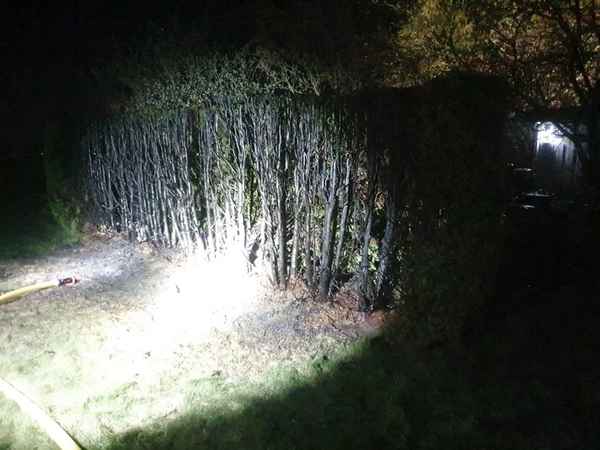 FW Lage: Feuer 2 - Heckenbrand - 05.04.25 - 22:30 Uhr