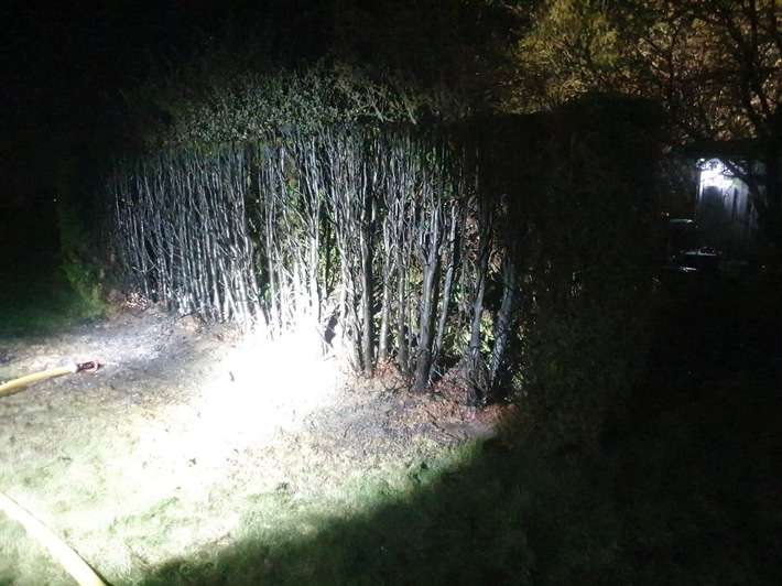 FW Lage: Feuer 2 - Heckenbrand - 05.04.25 - 22:30 Uhr