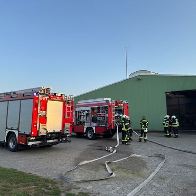 FW-AUR: Brennt Elektroverteilung von Erntemaschine