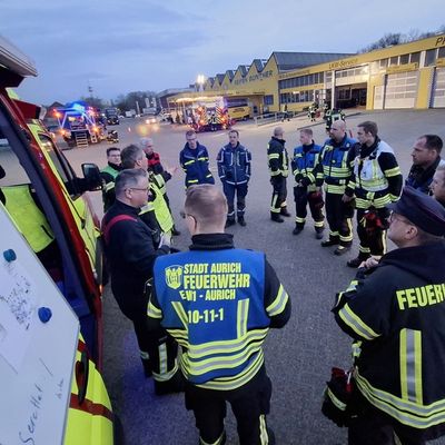FW-AUR: Feuerwehren und THW gemeinsam bei Übung gefordert