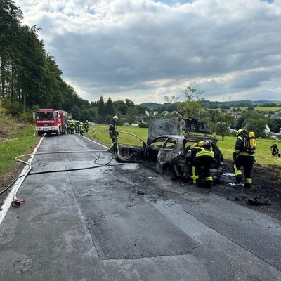 FW VG Westerburg: VW Polo wird ein Raub der Flammen - Fahrerin kommt mit dem Schrecken davon