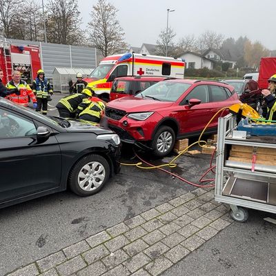 FW VG Westerburg: Verkehrsunfall auf Supermarktparkplatz - Frau wird unter PKW eingeklemmt