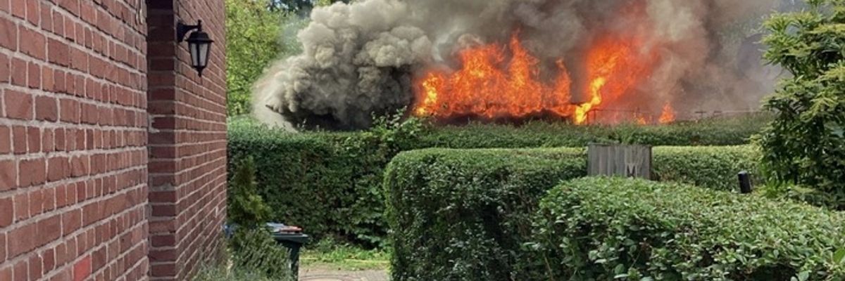 FW-OB: Brand einer Gartenlaube in Eisenheim - Übergreifen auf weitere Lauben verhindert