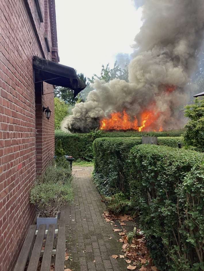 FW-OB: Brand einer Gartenlaube in Eisenheim - Übergreifen auf weitere Lauben verhindert
