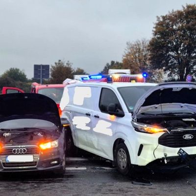 FW Düren: Verkehrsunfall auf der B264 bei Derichsweiler - eine Person eingeschlossen, drei Verletzte