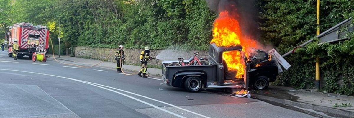 FW-E: Oldtimer verunfallt und geht in Flammen auf - eine verletzte Person