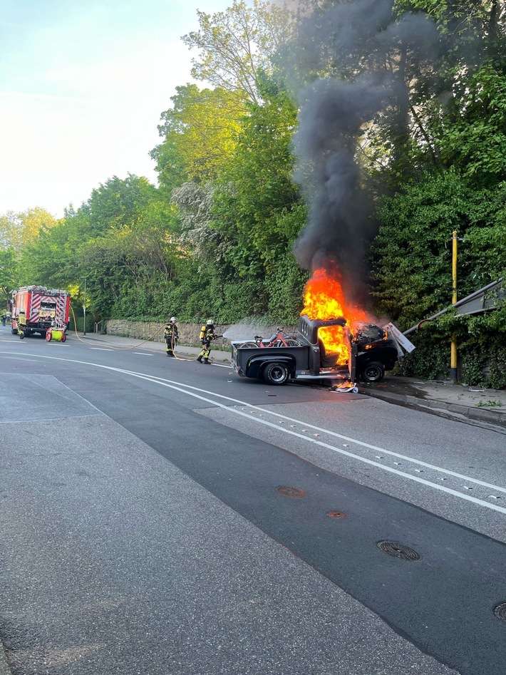 FW-E: Oldtimer verunfallt und geht in Flammen auf - eine verletzte Person