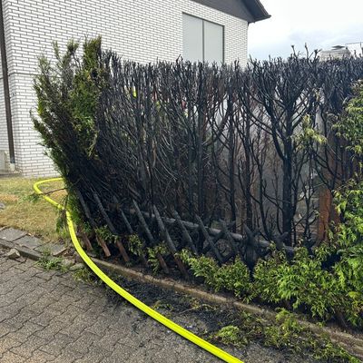 FW-EN: Brand einer Hecke löst Feuerwehreinsatz aus
