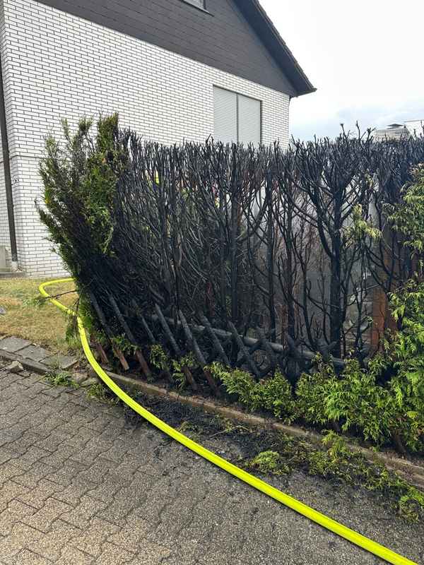 FW-EN: Brand einer Hecke löst Feuerwehreinsatz aus