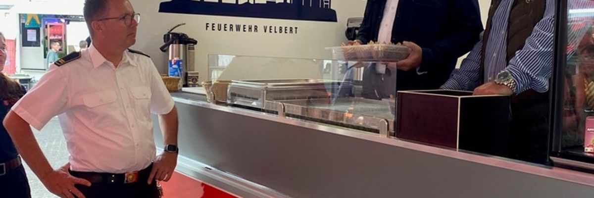FW-Velbert: Neuer Versorgungsanhänger für die Feuerwehr Velbert übergeben