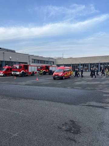 FW Dinslaken: Unterstützung bei Großeinsatz